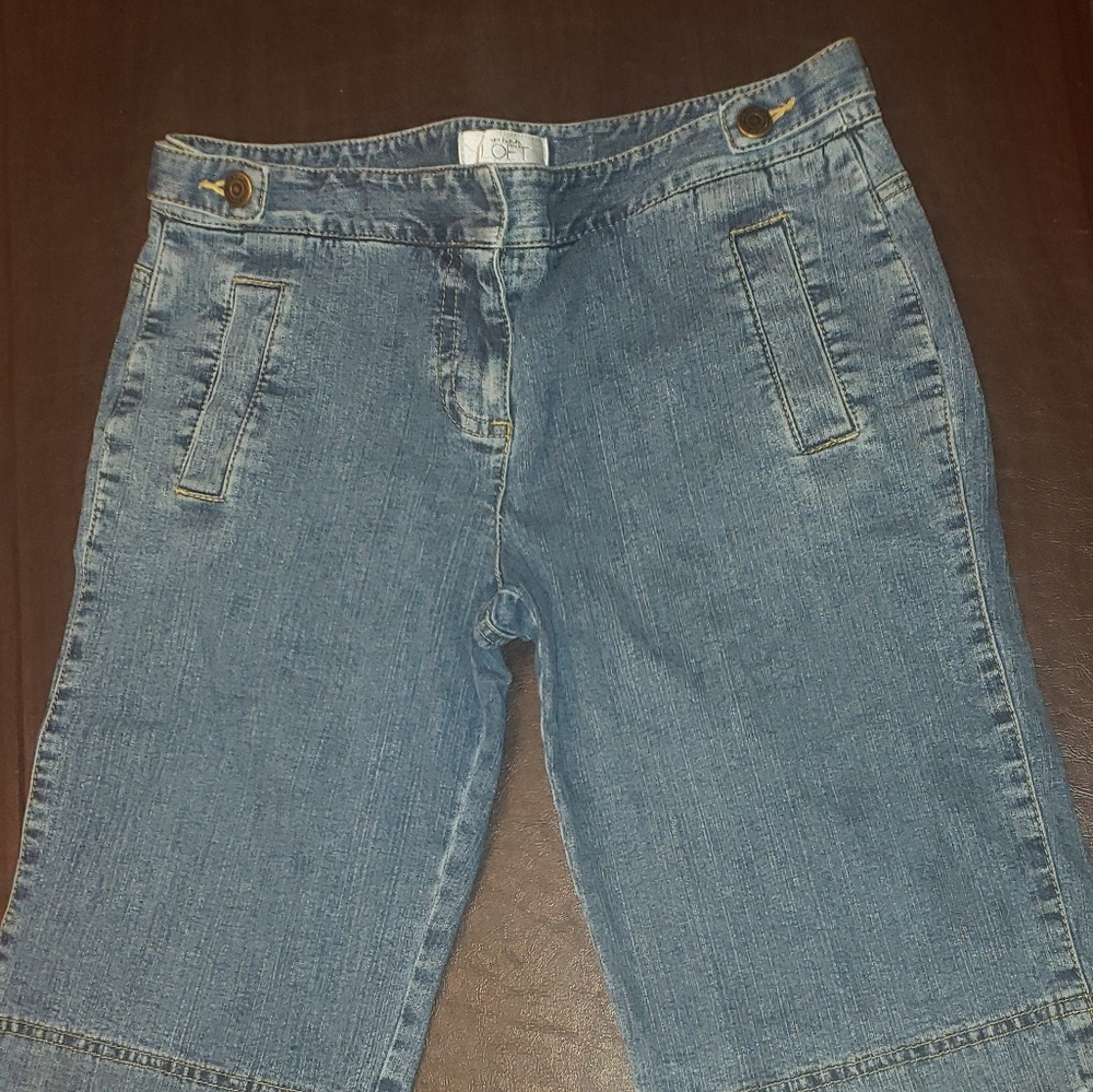 ANN TAYLOR KNEE SHORTS